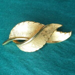 2/25$ Vintage Coro gold tone leaf